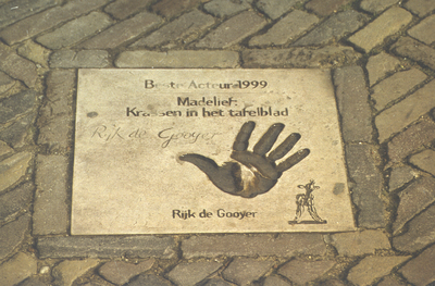 851659 Afbeelding van de bronzen plaquette met de handafdruk en handtekening van acteur Rijk de Gooyer op de 'Walk of ...